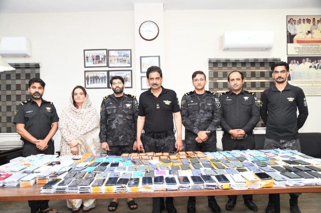 کراچی: گلبائی فلائی اوور کے قریب کسٹمز کی بڑی کارروائی، 800 اسمگل شدہ موبائل فونز برآمد 1 WhatsApp Image 2026 03 04 at 8.18.47 PM