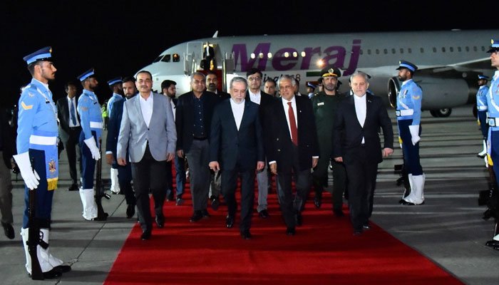 ایرانی وزیر خارجہ عباس عراقچی اسلام آباد پہنچ گئے، اعلیٰ قیادت سے ملاقاتیں متوقع؛ خطے کی صورتحال پر اہم مشاورت 1 432728 6984227 updates