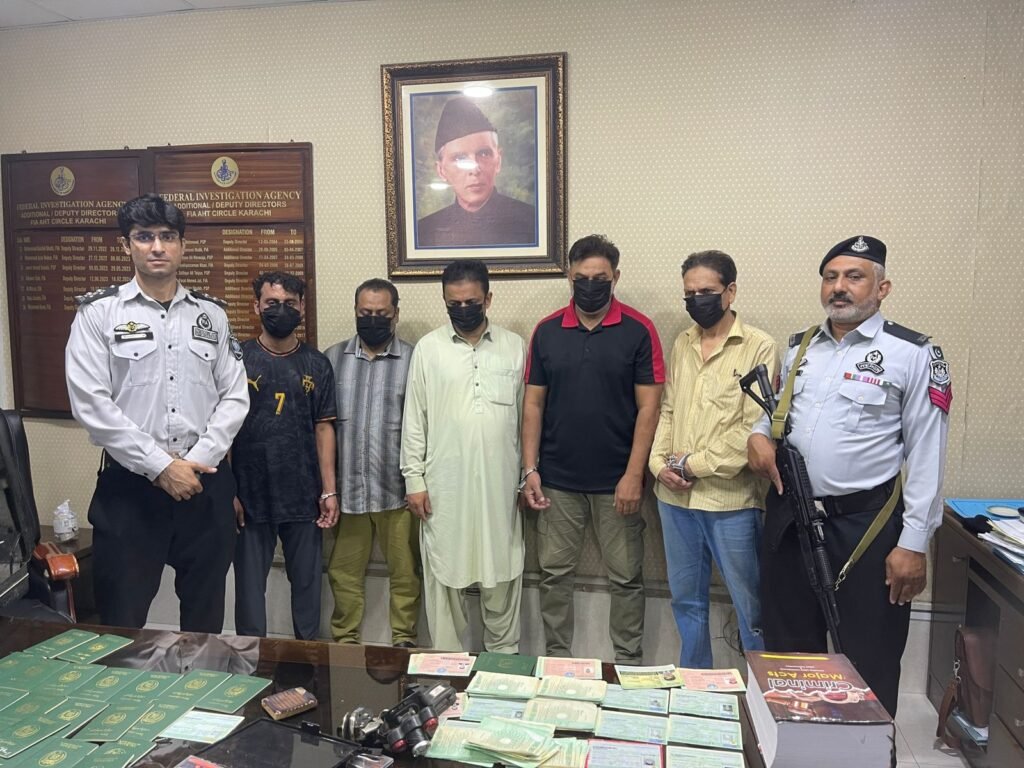 ایف آئی اے امیگریشن کی کراچی ایئرپورٹ پر کارروائی، دو مسافر آف لوڈ، جعلی دستاویزات کا نیٹ ورک بے نقاب 1 WhatsApp Image 2026 04 16 at 8.04.03 PM