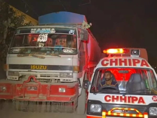 کراچی: واٹر ٹینکر کی ٹکر سے نوجوان جاں بحق، شہر میں ہیوی ٹریفک حادثات جاری 1 watertanker21768244607 0 600x450 1