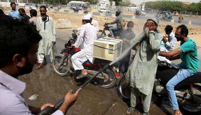 کراچی میں موسم گرم اور مرطوب رہنے کی پیشگوئی، درجہ حرارت 37 ڈگری تک جانے کا امکان 1 434864 7702804 updates