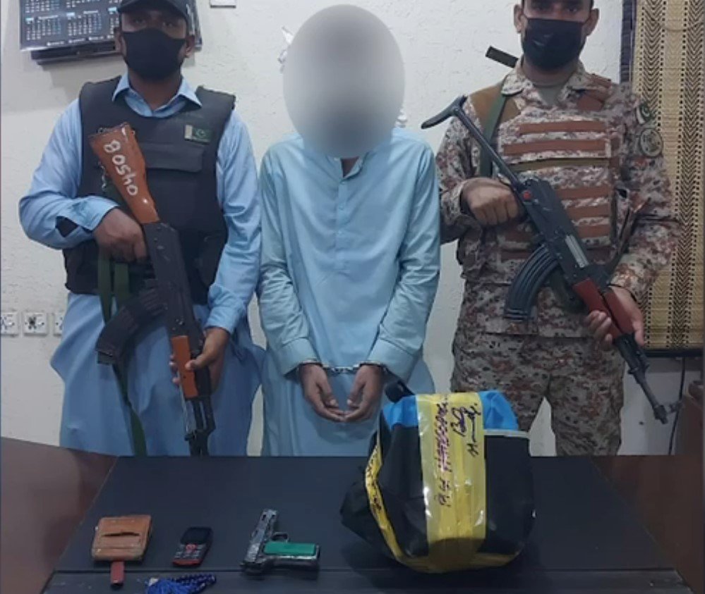 کراچی میں بڑی کارروائی، کالعدم سندھودیش ریپبلکن آرمی کا انتہائی مطلوب دہشتگرد گرفتار، اسلحہ اور دھماکہ خیز مواد برآمد 1 Screenshot 2026 05 18 011301