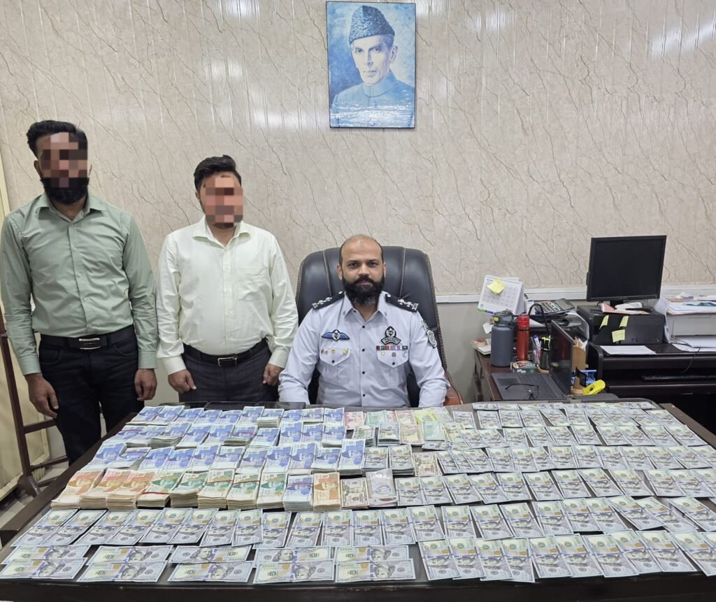 کراچی میں حوالہ ہنڈی نیٹ ورک پر بڑا کریک ڈاؤن، دو ملزمان گرفتار، غیر ملکی کرنسی برآمد 2 WhatsApp Image 2026 05 13 at 5.17.32 PM 1