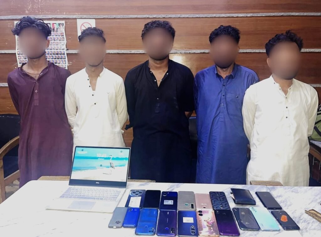 کراچی میں اسٹریٹ کرائم گروہ بے نقاب، پانچ ملزمان گرفتار، موبائل فونز اور لیپ ٹاپ برآمد 1 WhatsApp Image 2026 05 18 at 2.08.18 PM