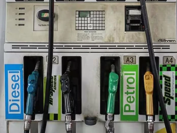 حکومت نے پیٹرول اور ڈیزل کی قیمتوں میں بڑی کمی کر دی 1 petroleum1765292280 0 600x450 1