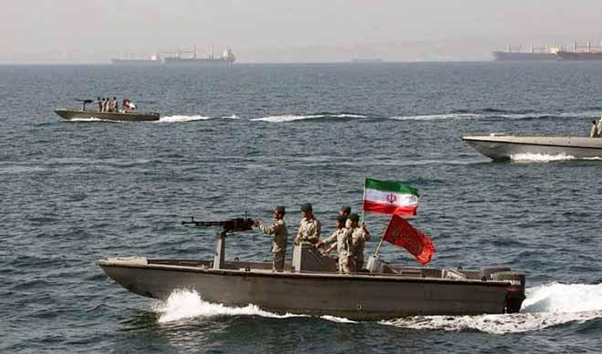خلیج فارس میں کشیدگی میں اضافہ، ایران نے ایک اور آئل ٹینکر تحویل میں لے لیا 1 strait of hormuz