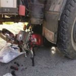 کراچی ٹریفک پولیس اہلکار شہریوں کو ٹریفک قوانین پر عمل کرنے کی ہدایت دیتے ہوئے