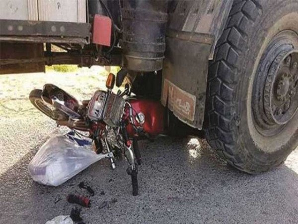 کراچی ٹریفک پولیس اہلکار شہریوں کو ٹریفک قوانین پر عمل کرنے کی ہدایت دیتے ہوئے