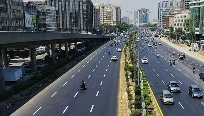 شارع فیصل پر لین کی خلاف ورزی پر کریک ڈاؤن، پہلے روز 96 فیس لیس چالان جاری 1 435114 9198873 updates