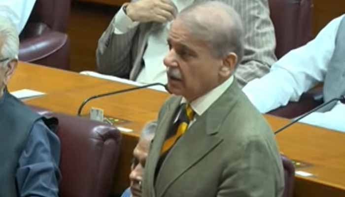 وزیراعظم شہباز شریف قومی اسمبلی کے اجلاس میں اظہار خیال کرتے ہوئے