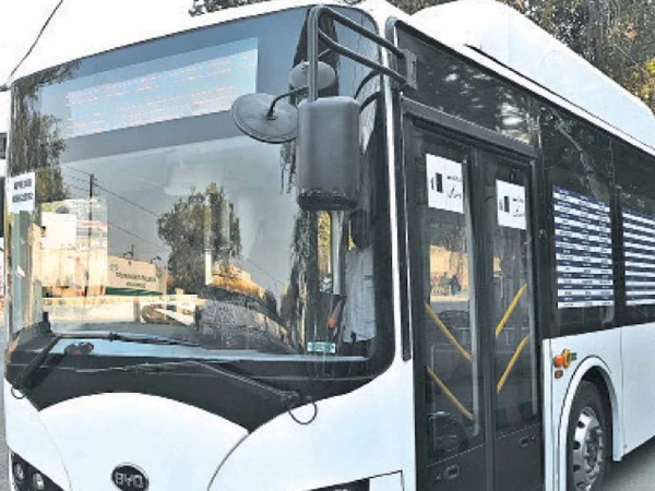 کراچی میں لوڈشیڈنگ سے الیکٹرک بس سروس متاثر، مہران ڈپو کی بجلی معطل 1 Lahore electric bus1737447013 0 600x450 1