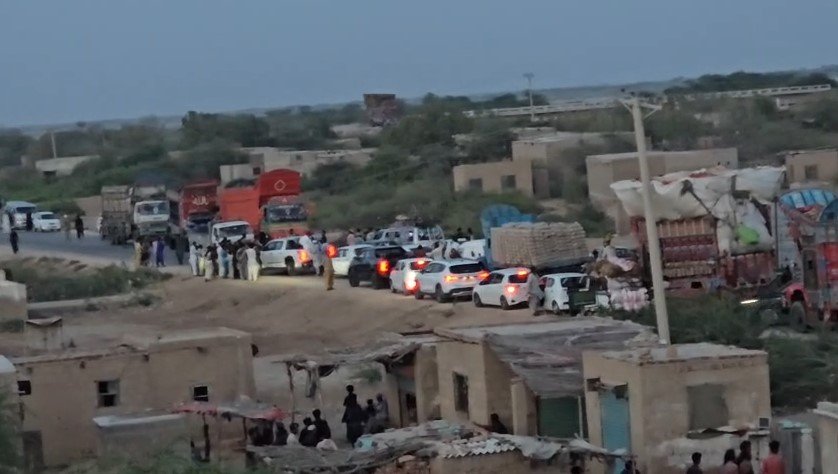 ٹھٹھہ: کینجھر جھیل کے قریب گوٹھ علو تارو میں تارا برادری کے دو گروپوں میں تنازع شدت اختیار کر گیا، علاقے میں فائرنگ سے خوف و ہراس 1 Screenshot 2026 06 02 215815
