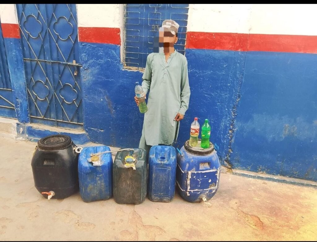 اقبال مارکیٹ پولیس کی کارروائی، ایرانی پیٹرول فروخت کرنے والا ملزم گرفتار 1 WhatsApp Image 2026 06 01 at 5.11.43 PM