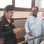 کراچی پولیس ویلفیئر ٹیم زخمی اہلکار سے ہسپتال میں ملاقات کرتے ہوئے
