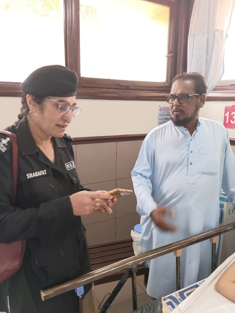 کراچی پولیس ویلفیئر ٹیم زخمی اہلکار سے ہسپتال میں ملاقات کرتے ہوئے