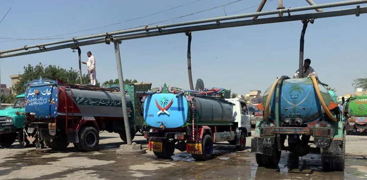 کراچی پانی کے بدترین بحران کی لپیٹ میں، شہری اذیت میں مبتلا، ٹینکر مافیا کی چاندی، حکمران خاموش 1 tankert