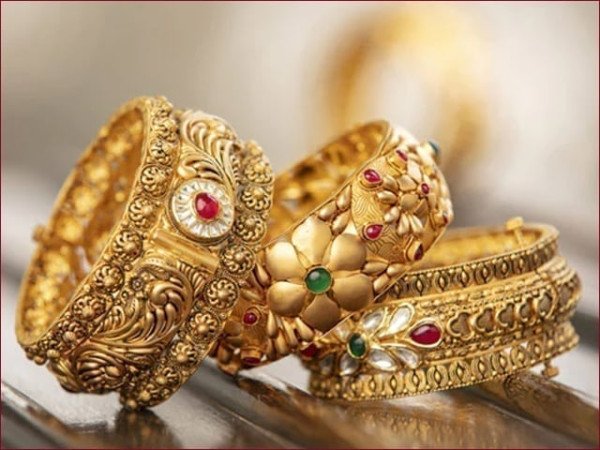 Gold bars and jewelry displayed as gold prices increase in Pakistan and global bullion markets.