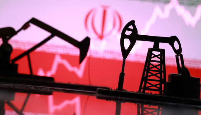 Flags of the United States and Iran representing renewed US sanctions on Iranian oil sales.