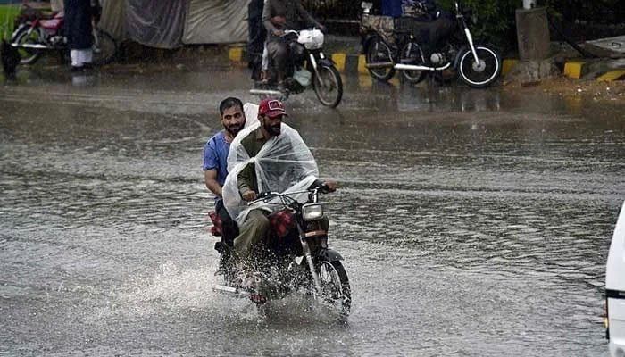 Dark clouds over Karachi as the Pakistan Meteorological Department forecasts light to moderate rain from August 1.