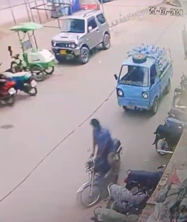A CCTV image shows a suspect stealing a motorcycle on Jahangirabad Main Road in Karachi's Rizvia area.