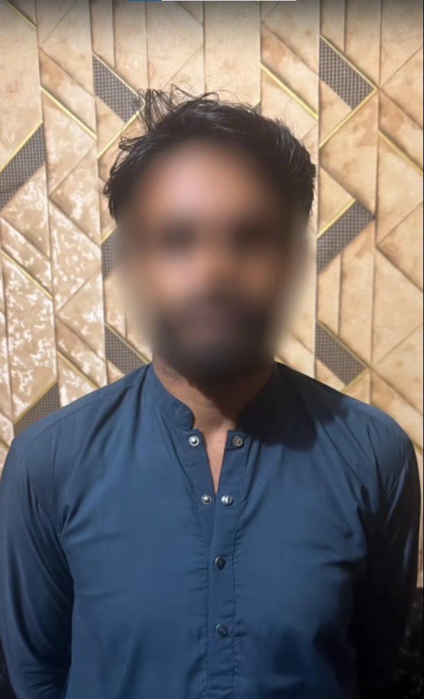 Karachi police arresting a suspect involved in robbery case near Gulistan Johar