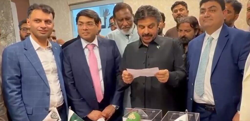 Sindh Local Government Minister Syed Nasir Hussain Shah unveiling modern GIS system at Sindh Master Plan Authority Karachi