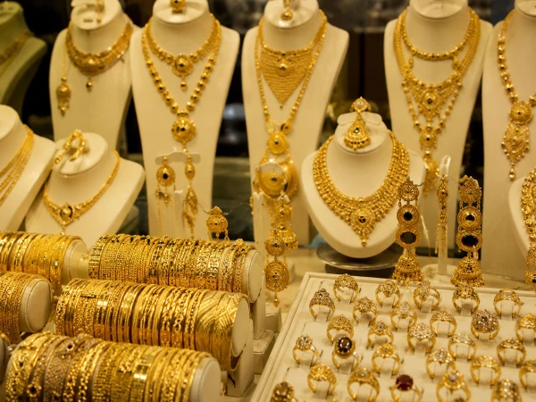 Gold bars and market charts showing rising gold prices in Pakistan