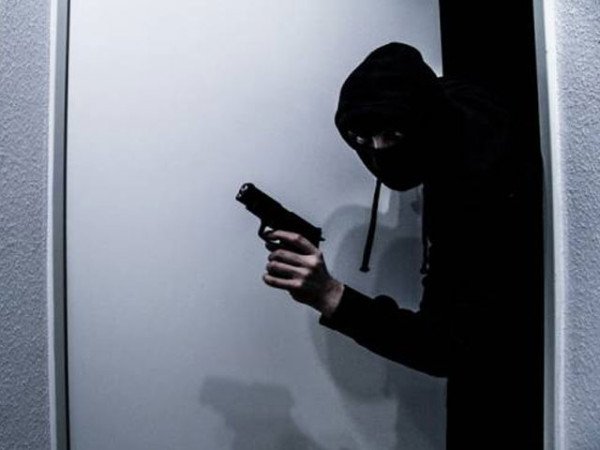 Police investigate a failed bank robbery after armed suspects fled from a bank in Karachi's Bilal Colony.