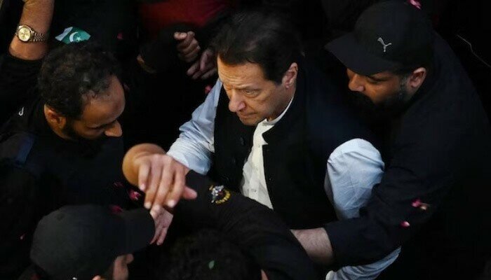 Imran Khan receives eight books in jail and returns four books he had already read