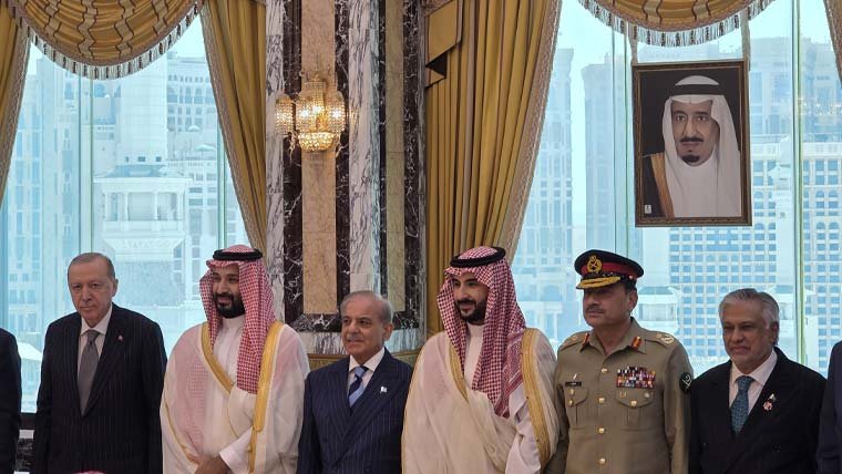 Prime Minister Shehbaz Sharif, Crown Prince Mohammed bin Salman and President Recep Tayyip Erdoğan during the signing of the Makkah Joint Defence Pact.
