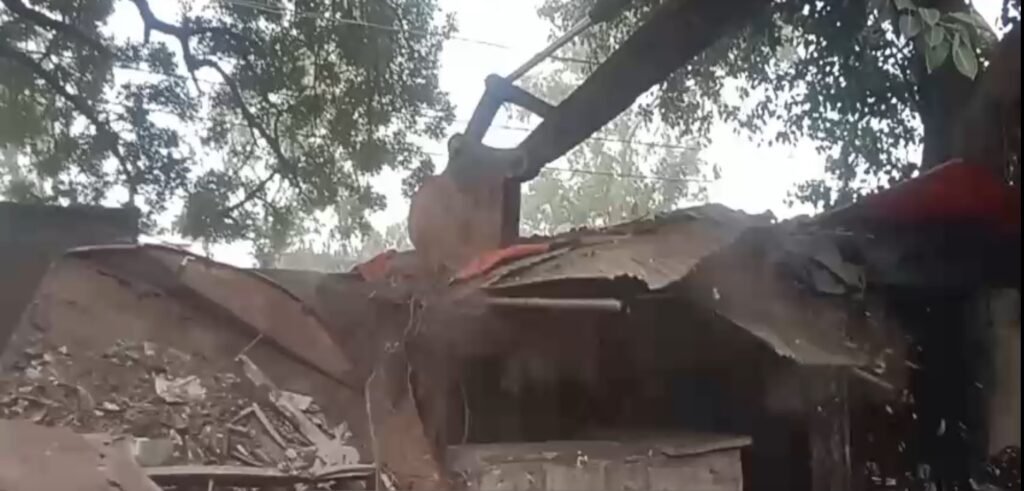 KMC anti-encroachment operation demolishing illegal shops in North Karachi.