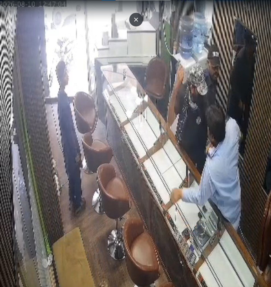 CCTV footage of suspects attempting to rob a goldsmith shop in Hyderabad