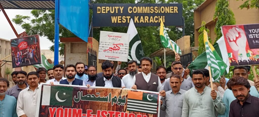 DC West Ali Zulfiqar Memon addressing Youm-e-Istehsal Kashmir rally in Karachi.