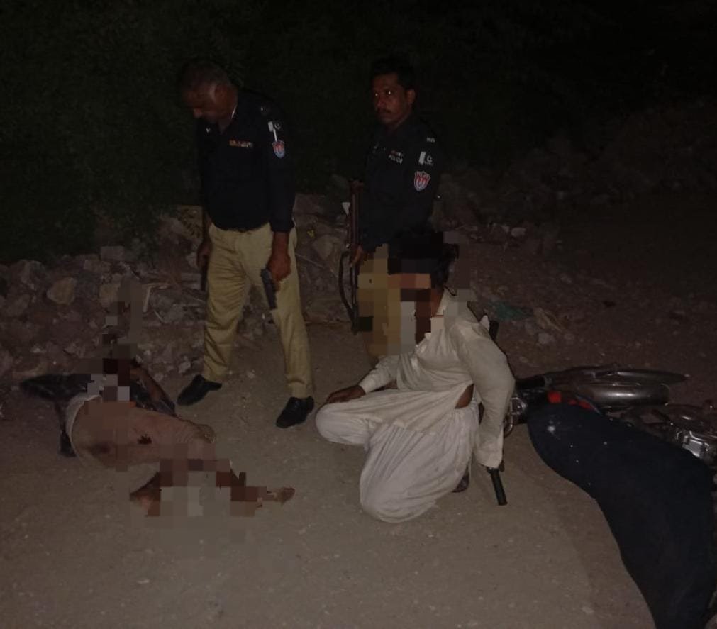 Police encounter in Karachi's Darakhshan area, with arrested suspects and recovered weapon