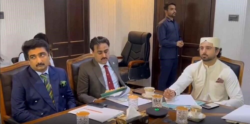 Sindh Agriculture Minister Sardar Muhammad Bakhsh Khan Mehr chairing a meeting on DAP fertilizer subsidy.