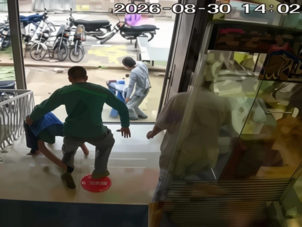 CCTV footage of armed robbers targeting jewellery shops on University Road in Karachi.