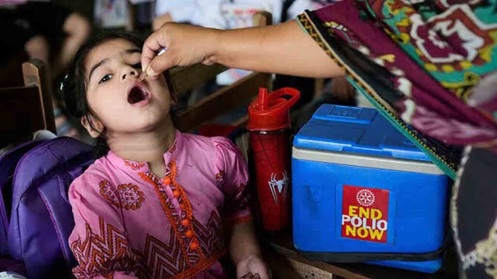 Commissioner Karachi reviewing polio vaccination teams in Manghopir Karachi
