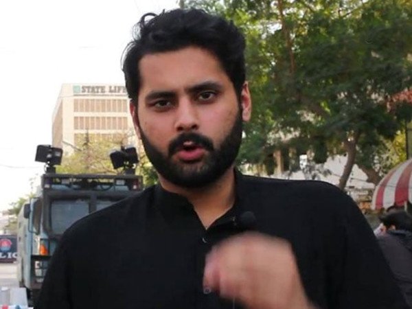 Jibran Nasir addressing the media outside the Sindh High Court in Karachi