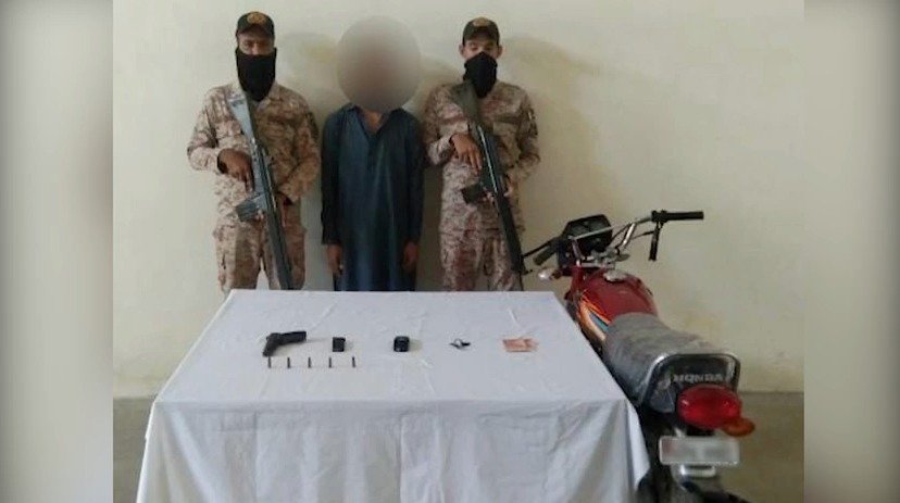 Sindh Rangers arrest a suspected robbery suspect and recover weapons and a motorcycle in Karachi