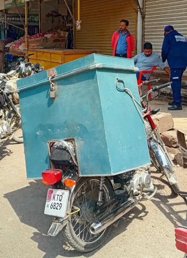 Madadgar 15 officials recover a snatched motorcycle in Nazimabad, Karachi
