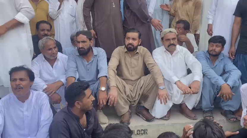 Residents protesting against load shedding outside K-Electric office in Chokundi Karachi