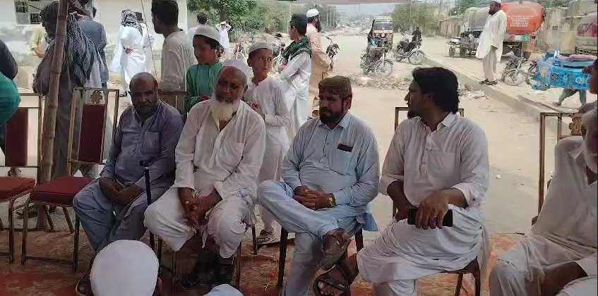 Protesters gather outside Manghopir Police Station demanding arrests in Rosham Khan murder case.