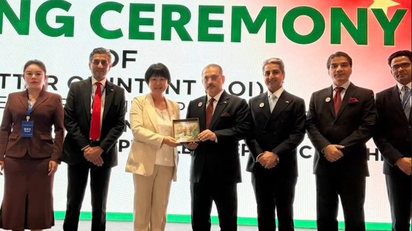 “Sharjeel Memon meets Hunan officials during an economic and trade event in Changsha
