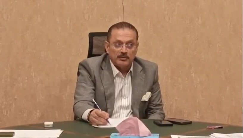 Peoples Bus Service buses and Sindh transport officials during a new route announcement.
