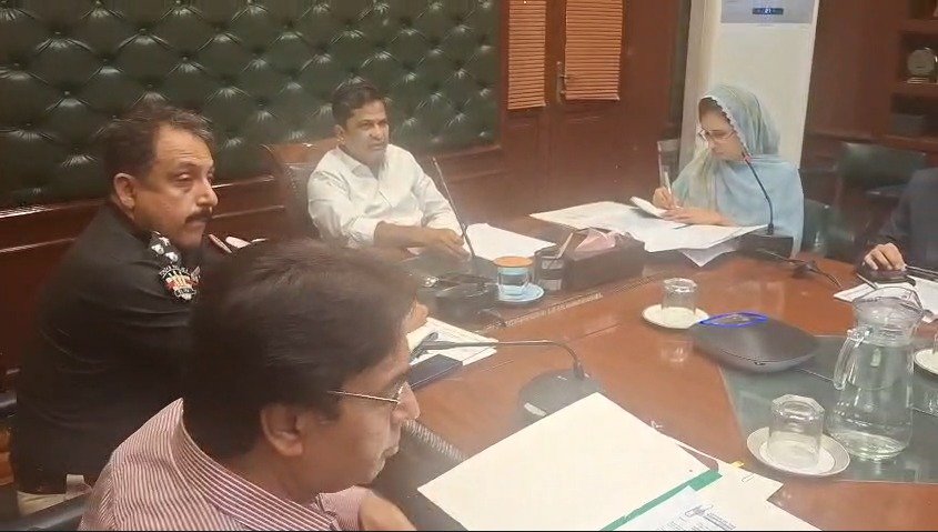 Karachi traffic police and administration taking action against illegal parking
