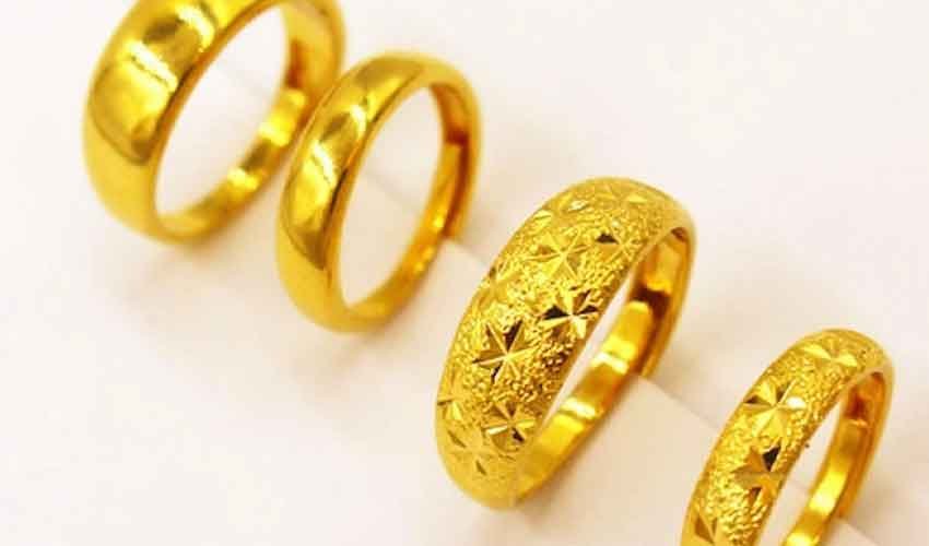 Gold bars and jewellery representing rising gold prices in Pakistan.