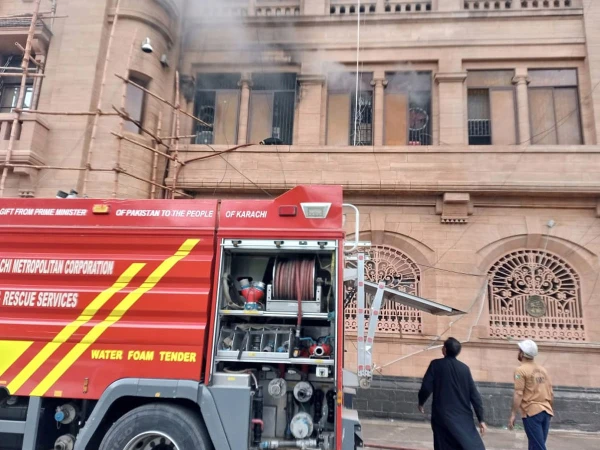 Fire at KMC head office and Mayor Karachi office on MA Jinnah Road