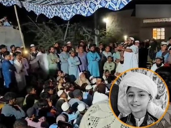 Family members protest outside Manghopir Police Station over the murder of 15-year-old Rosham