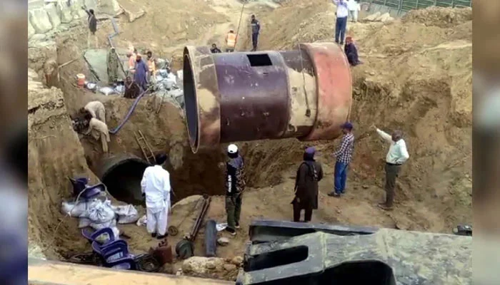 Repair work on a leaking 84-inch water pipeline in Gulshan-e-Iqbal Karachi