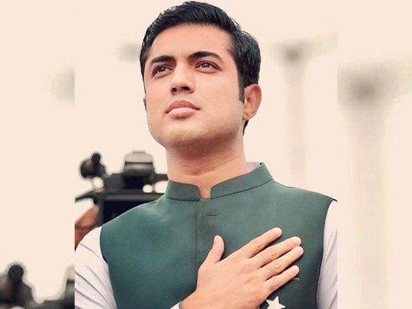 TV anchor Iqrar ul Hassan appearing before a Karachi court in the NCCIA case
